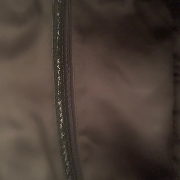 Black All Leather Tote w Zipper Tote Tahari - Picture 5 of 6